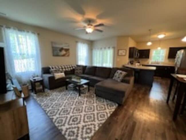 Building Photo - 3 bedroom 2 bathroom townhome in quiet neighborhood