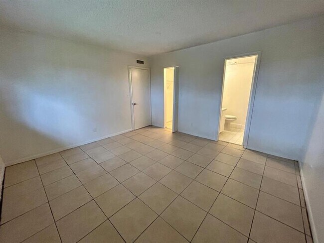 Building Photo - 6900 SW 39th St