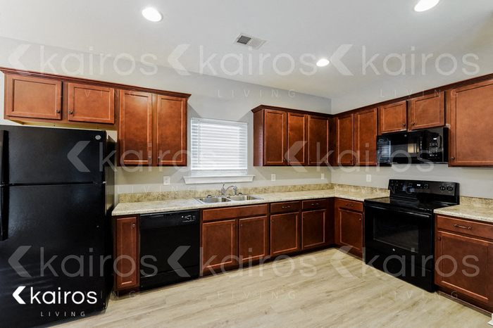 Building Photo - 647 White Oak Cir