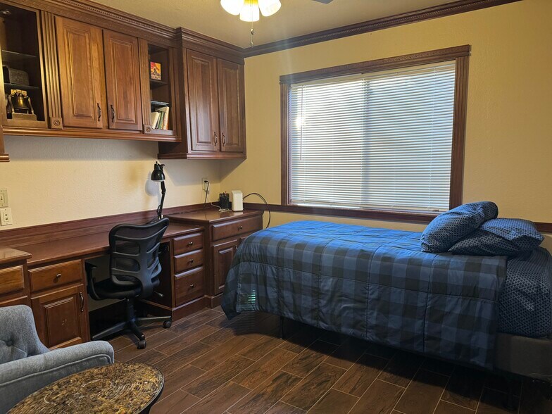 Building Photo - 10322 W San Juan Ave