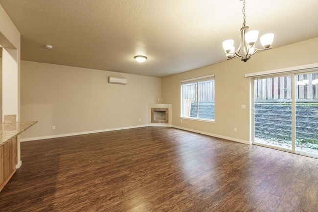 Building Photo - 3 Bedroom 2.5 Bath Townhome - Convenient R...