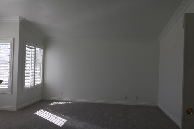 Building Photo - 14049 Claremont Ln