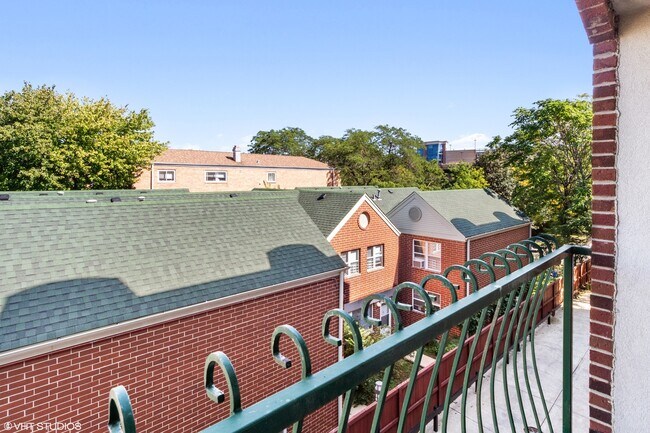 Building Photo - 4438 N Racine Ave