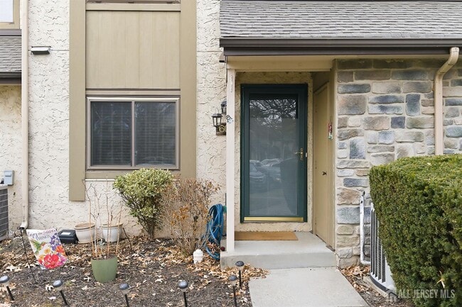 Building Photo - 60 Hampshire Dr