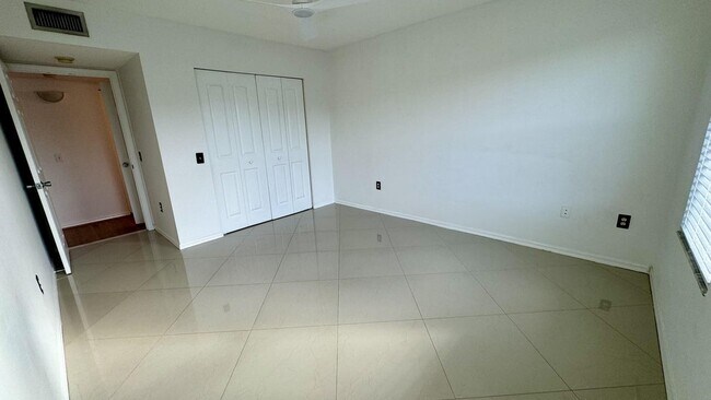 Building Photo - 719 Villa Cir