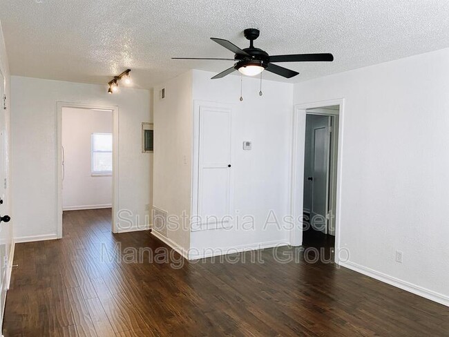 Building Photo - 1722 N Lindsay Ave