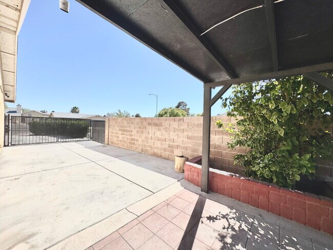 Building Photo - Spacious 4BD/3BA Pool Home with Dual Prima...