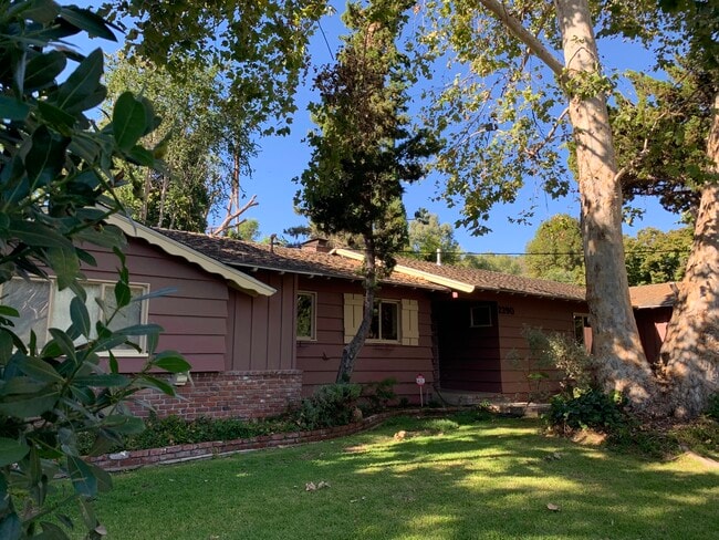 Building Photo - 2290 Canonita Dr