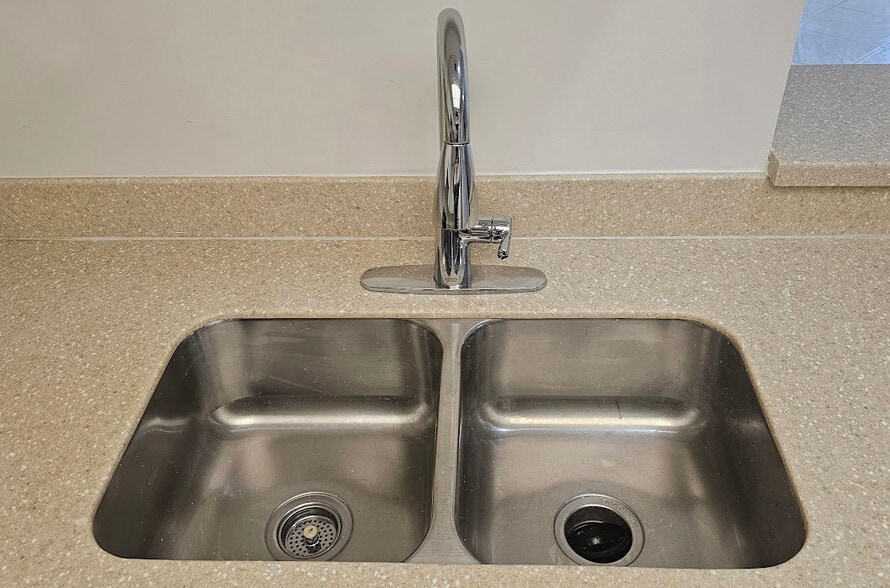 Kitchen sink - 2033 SE 10th Ave