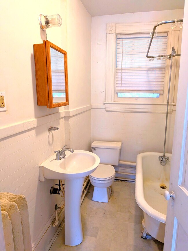 Building Photo - 432 Highland Ave SW