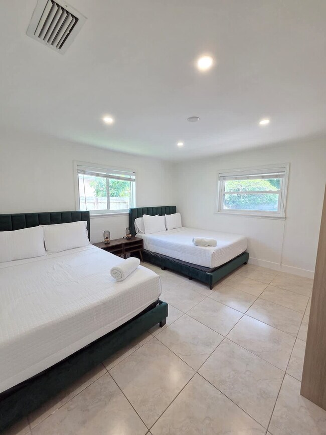 Building Photo - 806 NE 4th St