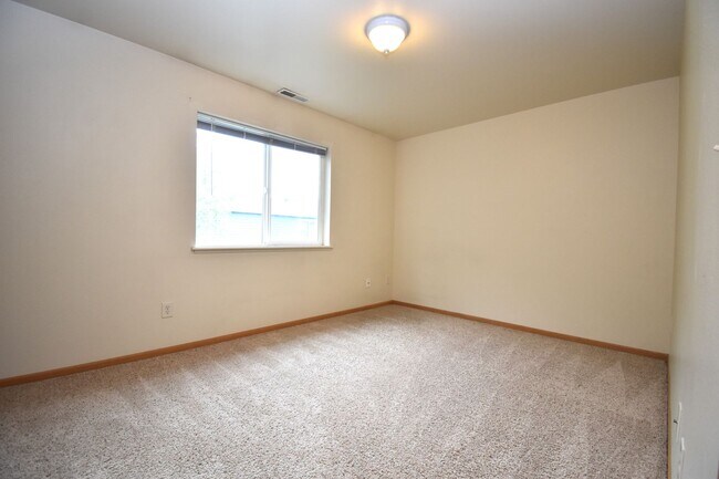 Building Photo - Townhouse Style 3 Bedroom 1.5 bathroom apartment in central Bozeman.  Great Central Location.