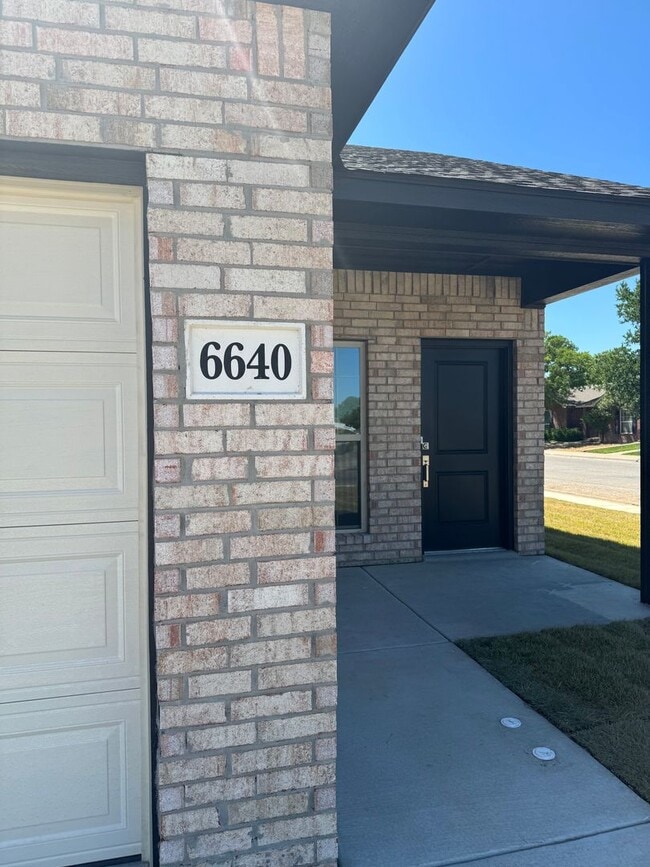 Building Photo - CORNER LOT!!!Glendale area CISD 3/2/2 !!! Be the 1st to live here!!!