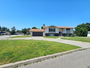 Building Photo - $2,700 – Spacious 4 Bed / 2 Bath Home in S...