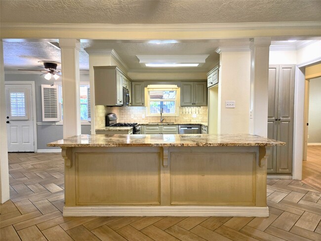 Building Photo - 2527 Willowby Dr