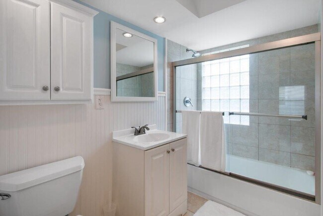 Building Photo - 1300 Dodge St