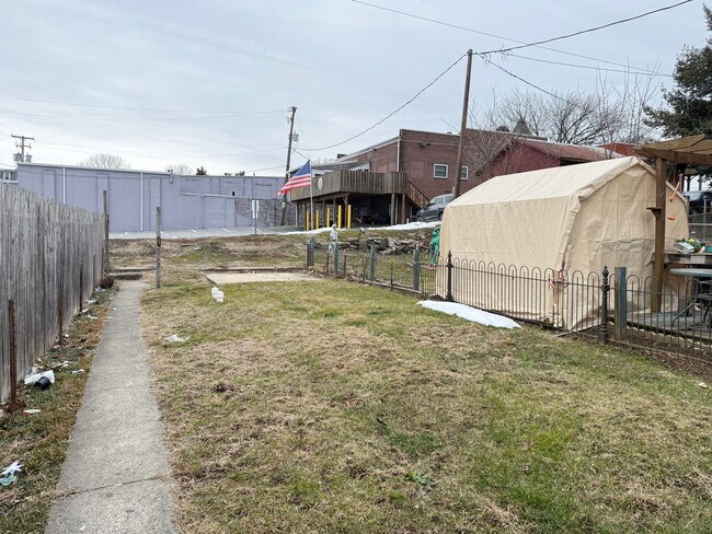 Building Photo - 225 N 3rd St