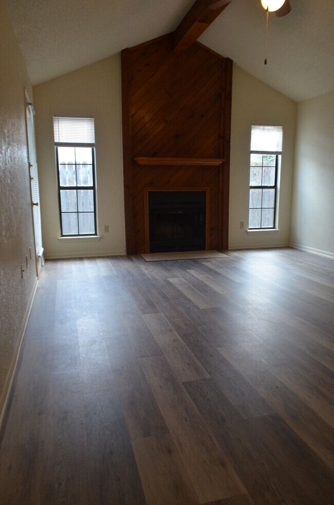 Building Photo - 104 Spur Dr