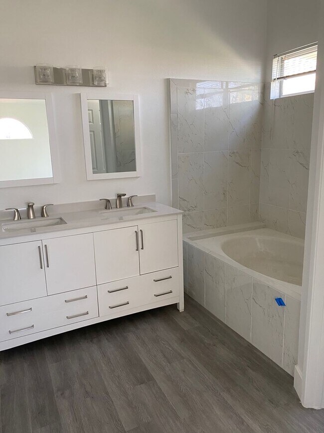 Building Photo - East Lancaster 4+2