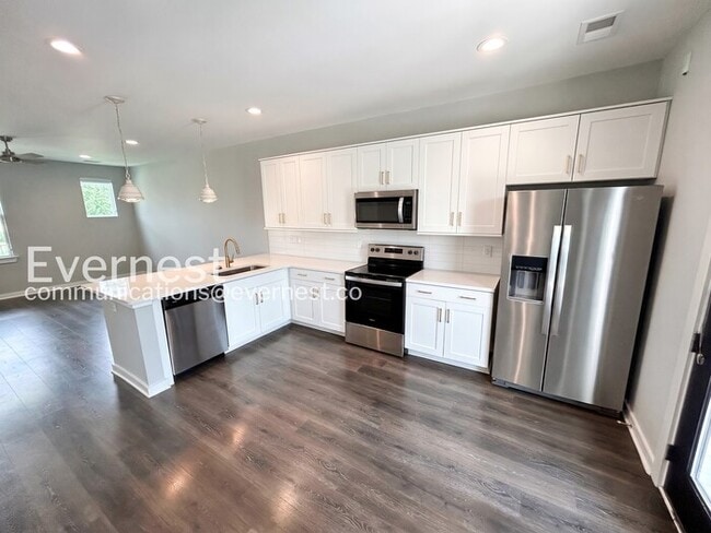 Building Photo - 2-Bed/2.5Bath Town Home/Pet Friendly/Available Soon!