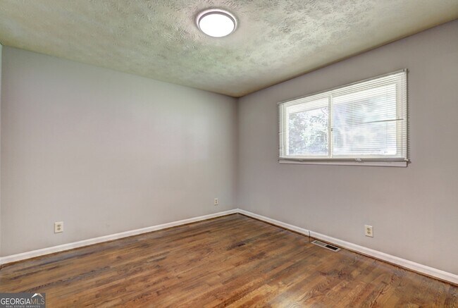 Building Photo - 215 Hubbard St
