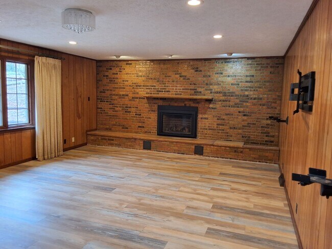 Building Photo - Oak Ridge 37830 - 4 bedroom 2.5 bath - call Sharon Arnwine 865-313-7215