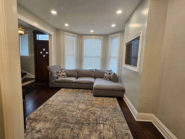 Building Photo - 2038 W Augusta Blvd