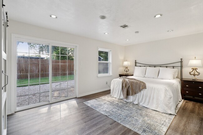 Building Photo - 10328 Shadow Oaks Dr