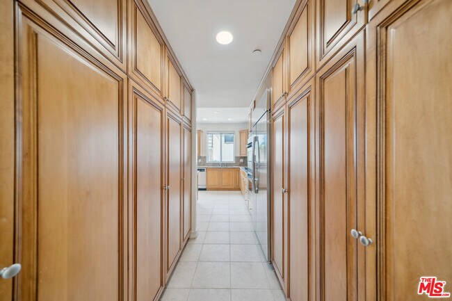 Building Photo - 1450 S Beverly Dr