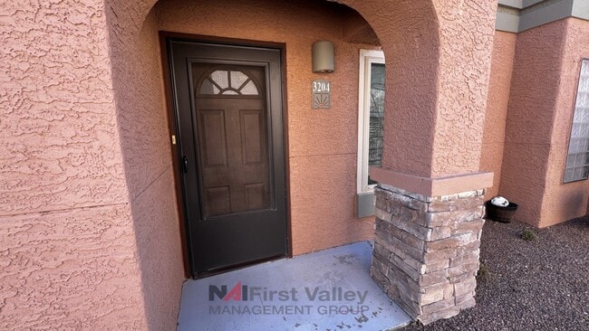 Building Photo - 3 Bedrooms, 2 Baths and a Single Car Garage