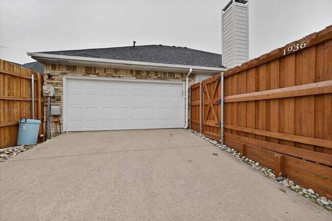 Building Photo - 1936 Gansett Dr