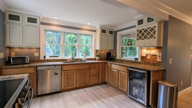 Building Photo - 52 Crestview Dr