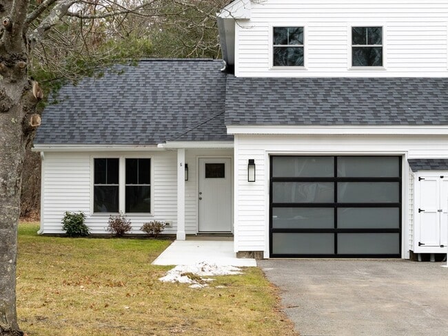 Building Photo - 5 Barracks Rd