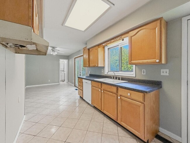 Building Photo - 836 Eastmont Dr