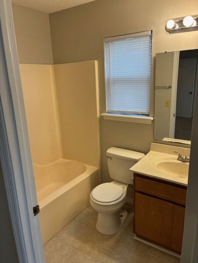 Building Photo - 114 N Woodvalley Dr