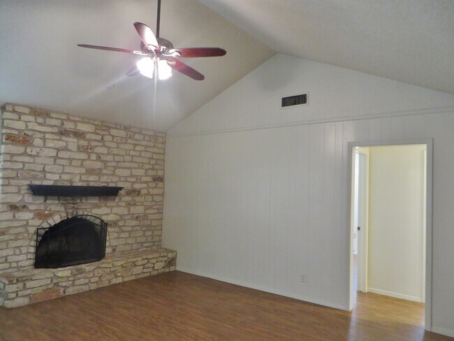 Building Photo - 3 Bedroom 2 Bathroom Georgetown Home