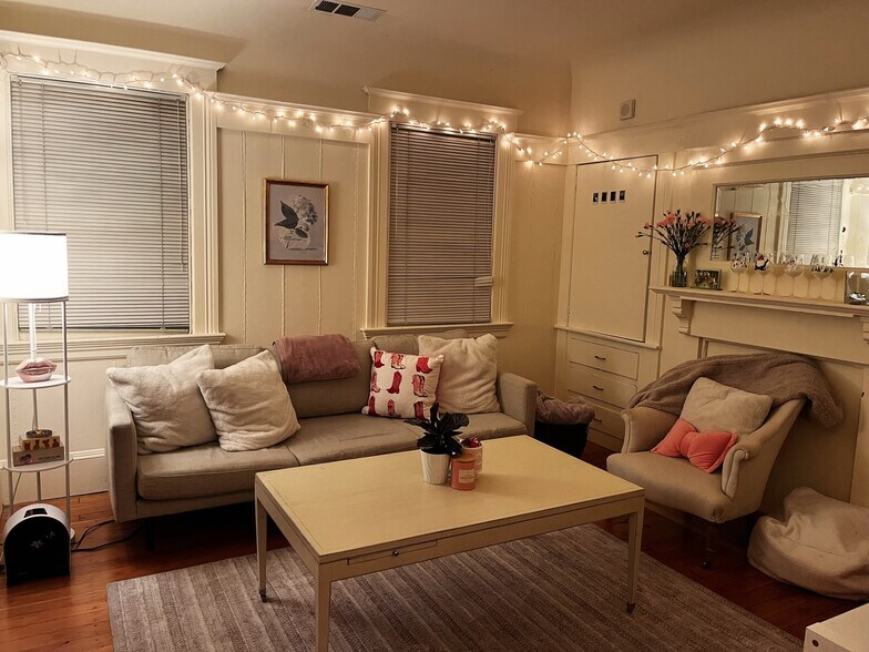 Building Photo - 2126 Blake St