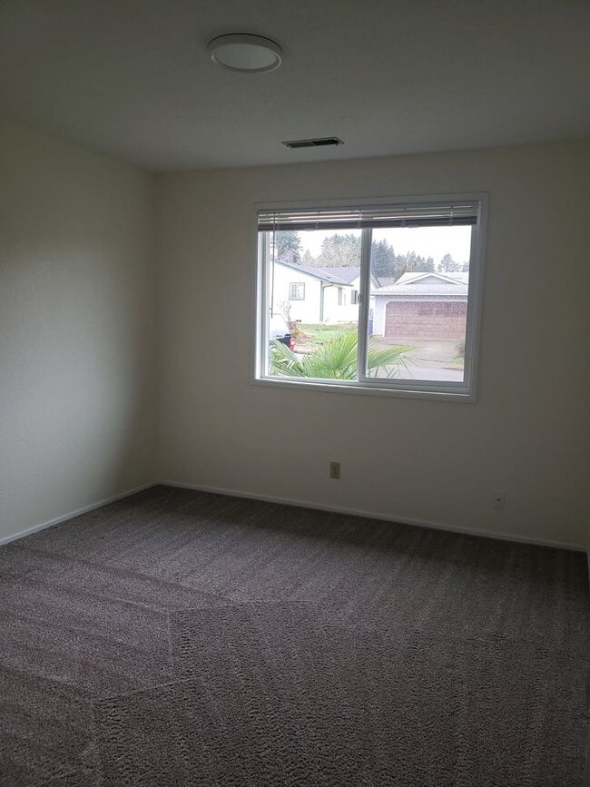 Building Photo - Wonderful South Salem Home in great neighborhood.