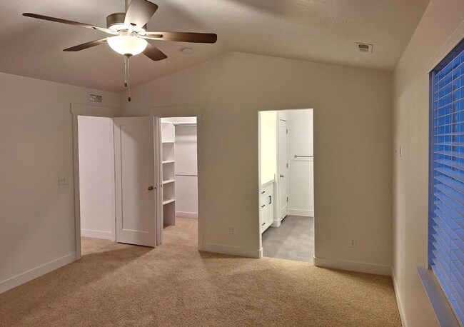 Building Photo - 4 bedroom/2.5 bathroom Townhome in Eagle M...