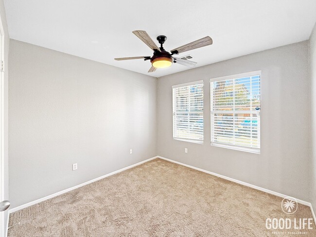 Building Photo - Stylish Eastlake Townhome with Pool Access...