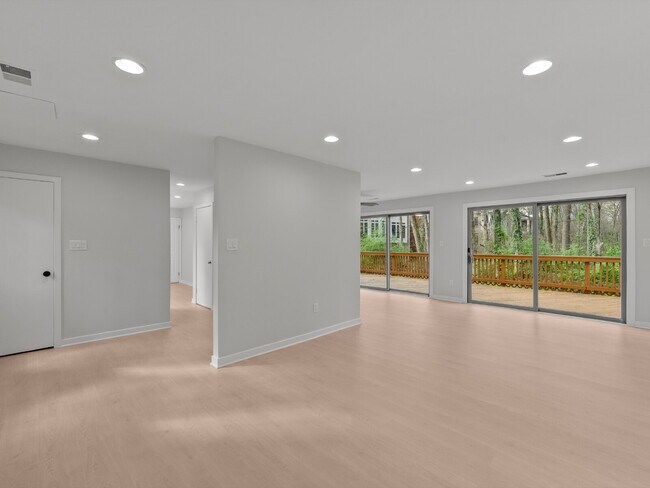 Building Photo - "Spacious 5-Bed Haven on Cedarest Rd – Where Comfort Meets Convenience in Fairfax!"