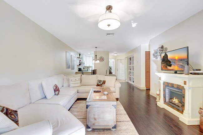 Building Photo - 500 Crosswinds Dr