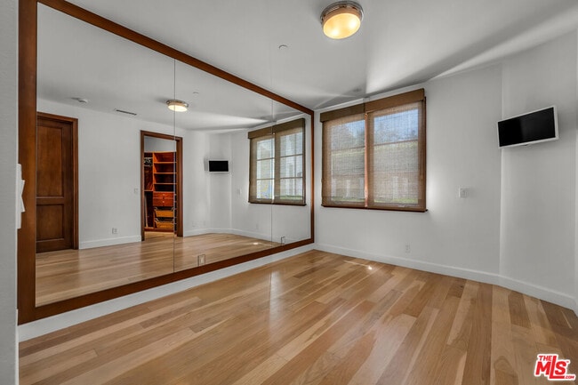 Building Photo - 2134 La Mesa Dr