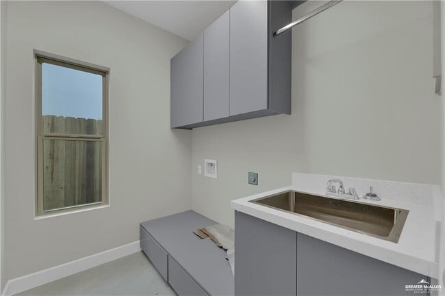 Building Photo - 27 Viola St