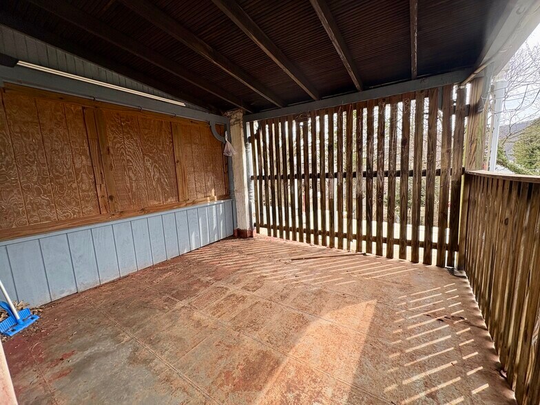 Building Photo - 1224 Eckert Ave