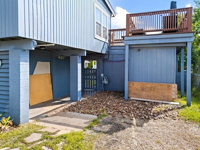 Building Photo - 370 Ling St