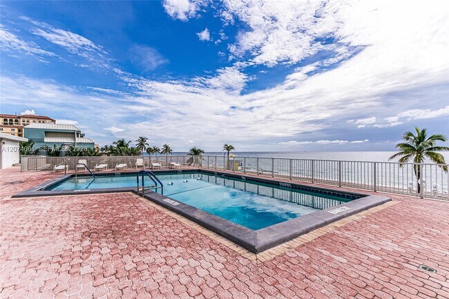 Building Photo - 3111 N Ocean Dr