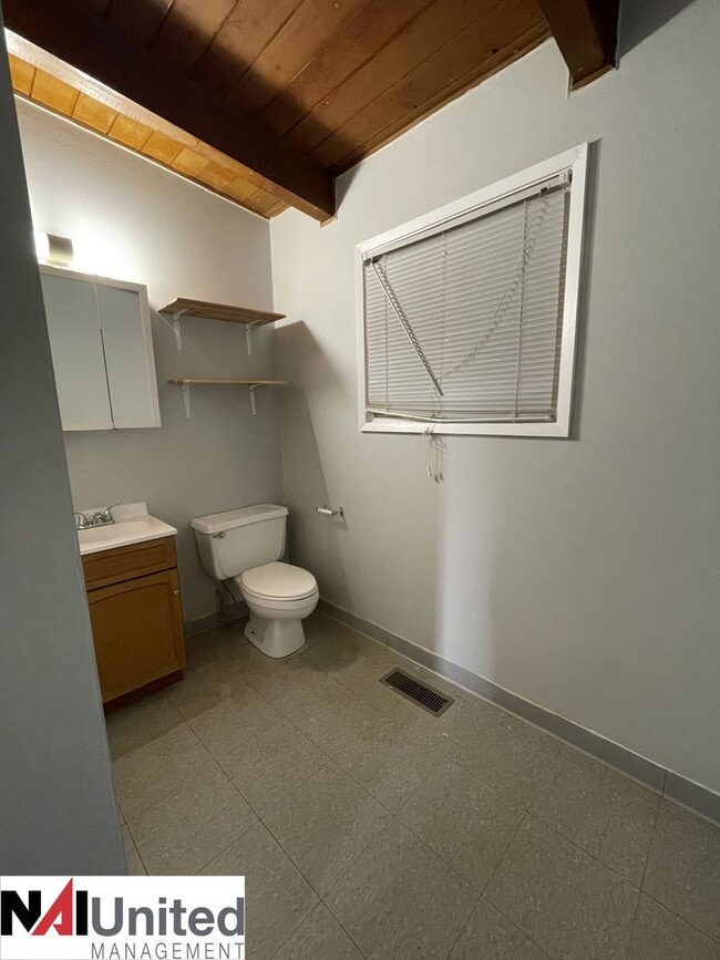 Building Photo - 3 bedroom, 1 bath duplex for rent!