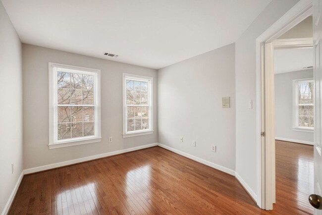Building Photo - 3 Bedroom 3.5 Bathroom Townhouse// Vienna/...