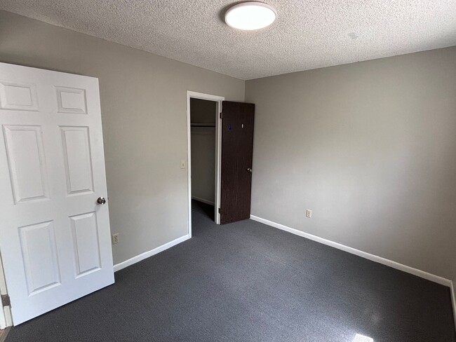 Building Photo - Duplex for rent!
